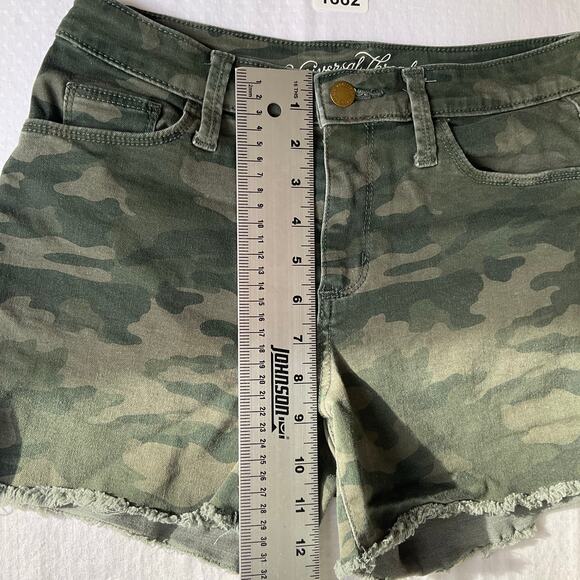 Universal Thread Women’s Frayed Denim Shorts size 0/25, Camo Green - Picture 6 of 10